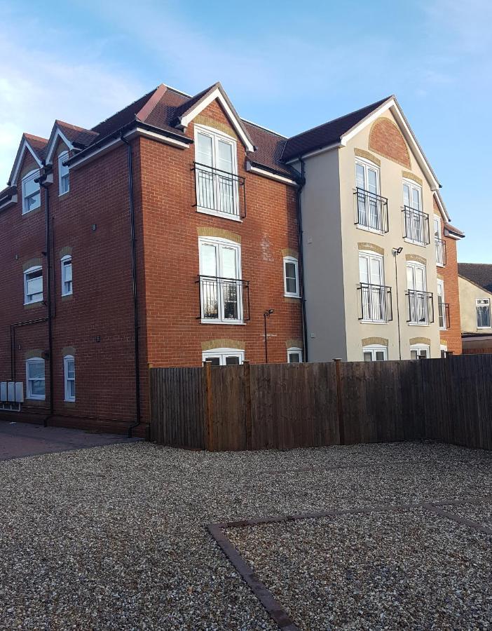 Ybc Court, Aldershot Apartamento Exterior foto